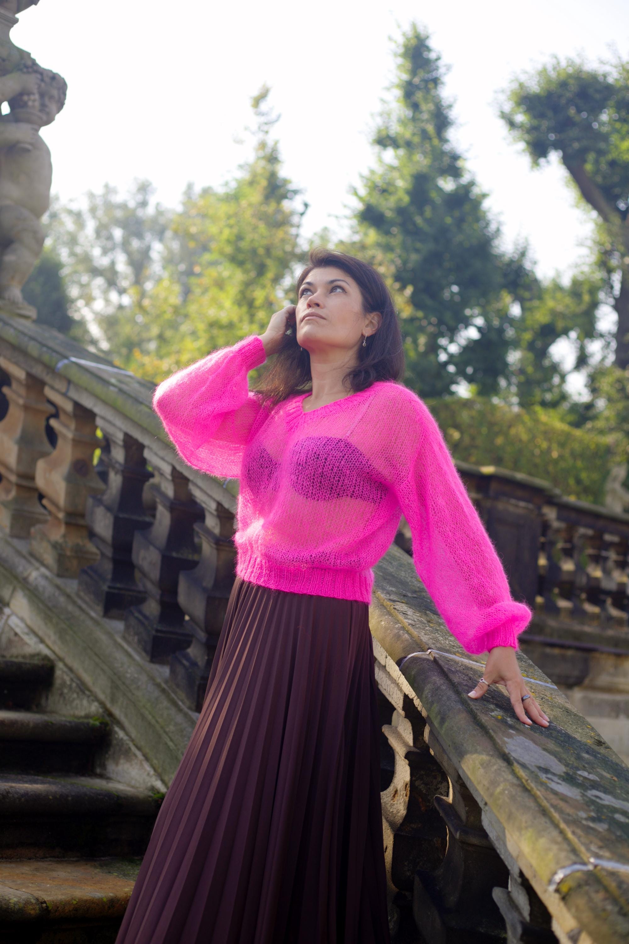 Gestrickter Damenpullover en leuchtendem Rosa.  Jersey de mujer más transparente.  Modo para mujeres.  Ein Geschenk für sie. Sudadera cerrada Dünner