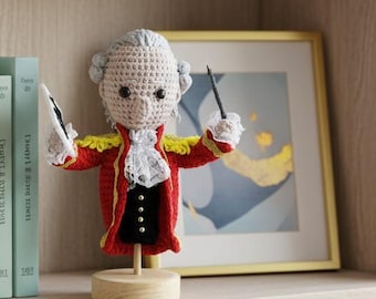 アマデウス・モーツァルト アミグルミ 本棚装飾、クラシック音楽愛好家への手作りギフト、ミュージシャンへのギフト、アマデウス・モーツァルト かぎ針編み 胸像