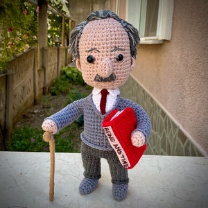 Philosopher Martin Heidegger Crochet Bookshelf Decor, German Thinker Martin Heidegger Amigurumi Art Doll, Knitted Unique Philosophy Gifts