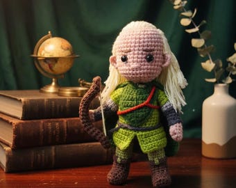 Muñeco de ganchillo de elfo arquero, peluche de fantasía, elfo amigurumi hecho a mano, arte de arquero mítico, personajes de fantasía, elfo de peluche