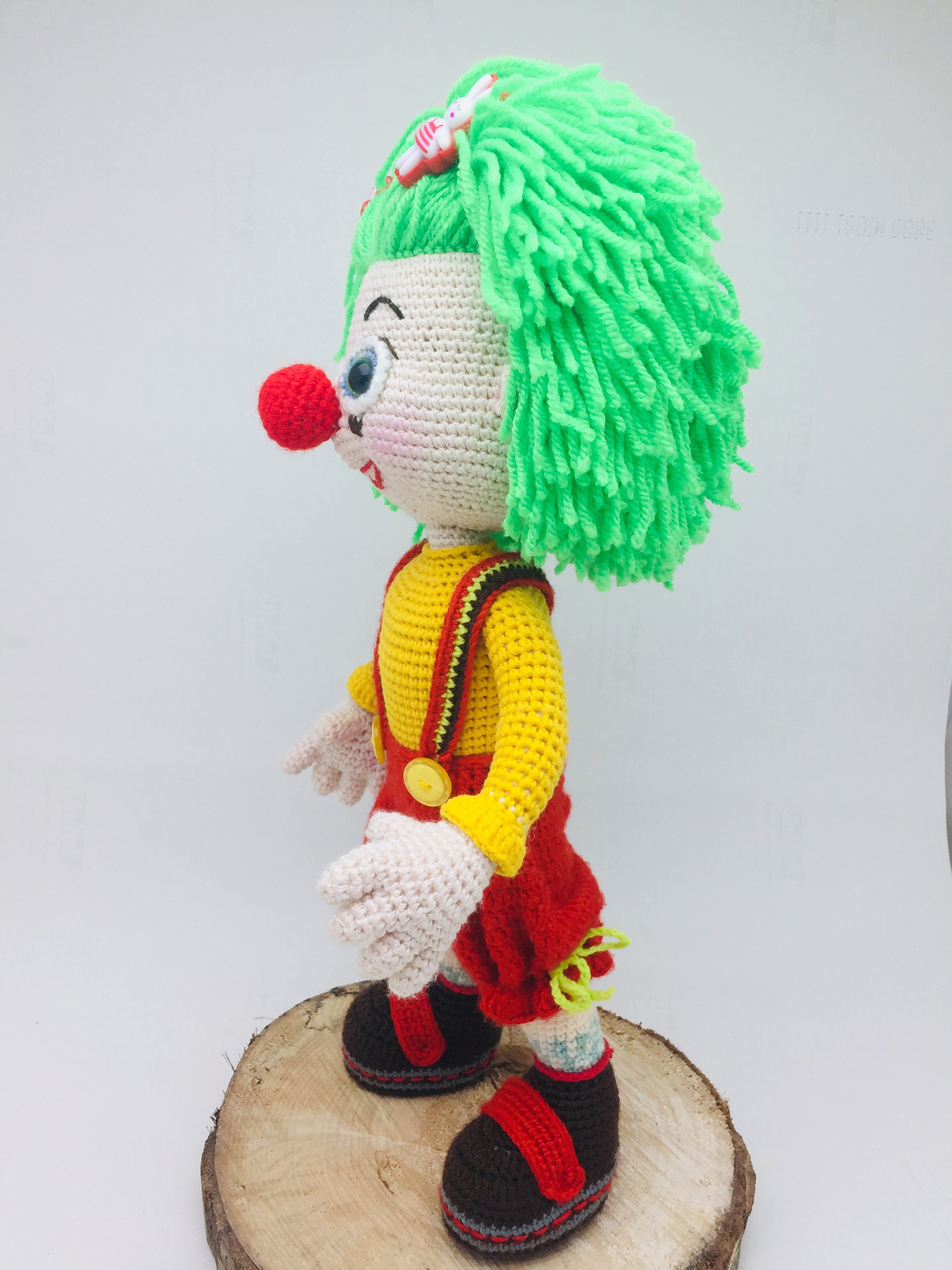 手作りかぎ針編みアートのカラフルなピエロ、楽しいホーム