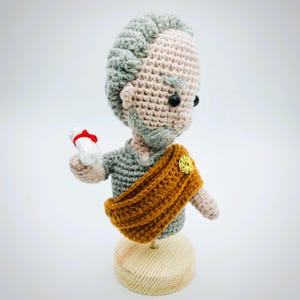 Marcus Aurelius Handcrafted Crochet Bust, Stoic Philosophy Amigurumi Statue, Unique Collectible Art for Stoic Philosophy Lovers