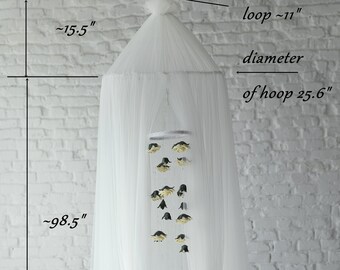 Könnte beinhalten: Ein weißer Tüll-Baldachin mit einem 65 cm Durchmesser großen Ring und einer 28 cm großen Schlaufe oben. Der Baldachin ist etwa 250 cm hoch und 39 cm breit.