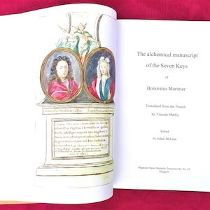 Op de afbeelding: Open boek met de titel "The alchemical manuscript of the Seven Keys" en illustraties. De linkerpagina toont portretten en Latijnse tekst. De rechterpagina toont de titel en auteurinformatie.
