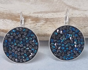 Orecchini con cristalli Swarovski blu. Orecchini pendenti rotondi con cristalli. Orecchini a grappolo blu scuro, orecchini pendenti con alone Swarovski, orecchini con pietra blu.