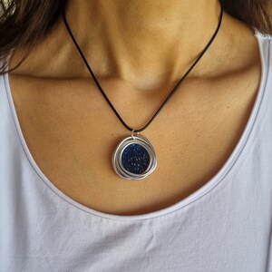 gargantilha de couro preto com pingente redondo azul em fio de prata. colar de couro preto. Presente para ela, colar de couro extravagante.