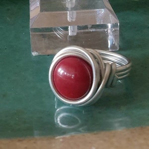 roter Edelstein, Silberdraht gewickelt, minimalistischer Ring für Frauen