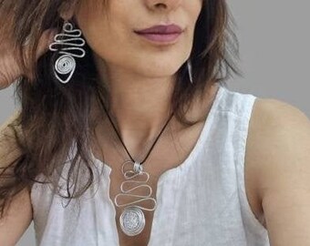 Collana Girocollo In Pelle Scamosciata Nera Con Ciondolo Rotondo In Argento &ndash; 73cm