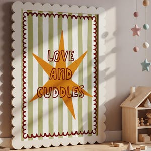 Pode incluir: Uma impressão de arte de parede emoldurada com as palavras "LOVE AND CUDDLES" em texto laranja em um design de estrela. O fundo tem listras verticais verdes e brancas. A moldura é branca com uma borda ondulada e uma borda marrom.