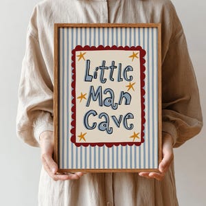 Puede incluir: Un juego de tres tazas de cerámica con un acabado mate moteado. Las tazas son de color crema, gris claro y gris oscuro. Cada taza tiene un diseño simple y minimalista.