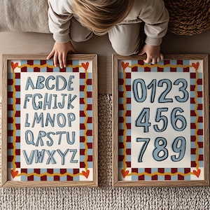 Peut inclure: Deux affiches éducatives encadrées avec l'alphabet et les chiffres de 0 à 9. Les affiches ont un fond blanc avec des lettres bleues, une bordure à carreaux rouge et bleu et un cadre en bois. Conçu pour les enfants.