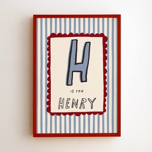 Puede incluir: Una lámina enmarcada con la letra H en azul claro, el texto IS FOR y el nombre HENRY en negro. El rectángulo central de color crema tiene un borde festoneado rojo oscuro, sobre un fondo de rayas verticales de color azul claro.