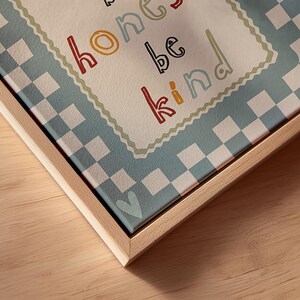 Pode incluir: Impress&atilde;o em tela emoldurada com as palavras "honey be kind" em letras coloridas e caprichosas. O fundo apresenta um padr&atilde;o xadrez azul claro e branco, com uma borda creme e uma moldura de madeira.