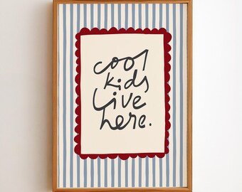 Affiche « Ici vivent les enfants cool », rayures bleues et rouges, cadre festonné, téléchargement numérique
