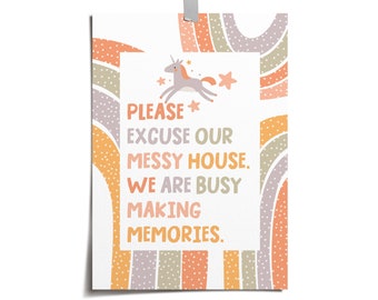 Imprimez avec une citation pour les enfants : veuillez excuser notre maison en désordre. Nous sommes occupés à créer des souvenirs. Imprimable ou imprimé et expédié gratuitement