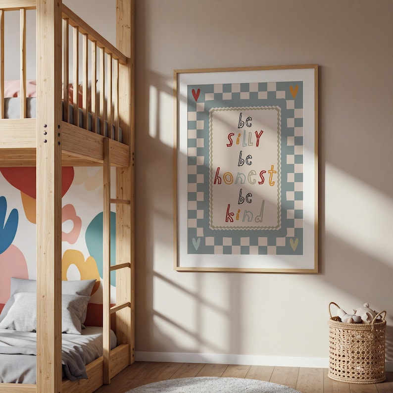 Pode incluir: Uma impress&atilde;o emoldurada com as palavras "be silly, be honest, be kind" em letras coloridas. A impress&atilde;o tem uma borda xadrez azul claro e branco com detalhes de cora&ccedil;&atilde;o. A impress&atilde;o est&aacute; em uma moldura de madeira clara.
