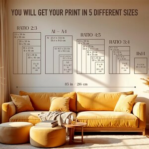 Pode incluir: Uma sala de estar com um sof&aacute; amarelo mostarda, dois pufes a condizer e uma pequena mesa de apoio em madeira. A parede exibe op&ccedil;&otilde;es de tamanho de impress&atilde;o em polegadas e cent&iacute;metros, com o texto "YOU WILL GET YOUR PRINT IN 5 DIFFERENT SIZES".