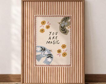 Affiche « You Are Magic », couleur crème et rouille, avec cadre festonné et motif d'oiseaux folkloriques, à télécharger.