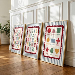 Può includere: Tre stampe educative incorniciate con cornici dorate e sfondi a righe blu e bianche. Le stampe presentano un bordo smerlato rosso contenente l'alfabeto, i numeri da uno a venti e varie forme geometriche con i relativi nomi.