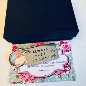 Breloczki Always Keep Fighting ~ Brelok ~ Ręcznie stemplowane ~ Nadprzyrodzone ~ Zdrowie psychiczne ~ Ocalały ~ Pozytywne ~ Pozytywność ~ Siła ~ AKF