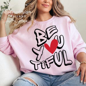 Be You Tiful SVG PNG、美しいカットファイル、ガールパワーのかわいいシャツ、ガーリーな赤ちゃん幼児のポジティブ、インスピレーションを与える引用、クリカット、ビニール製メイクアップバッグ