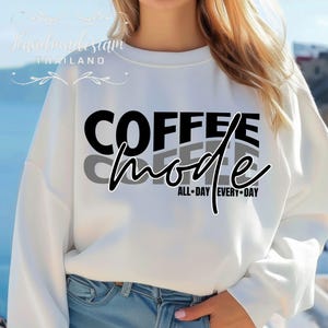 Kaffee-Modus SVG PNG, Kaffee SVG, Retro Kaffee SVG, Mama Leben SVG, Müde SVG, Kaffee Liebhaber SVG, Kaffee Hilft SVG, Trendy SVG, Lustiger Kaffee SVG