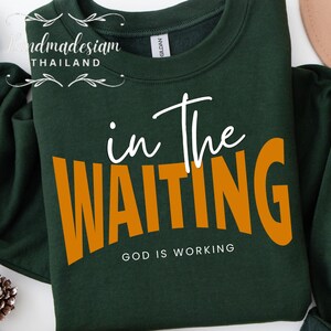Dans l'attente Dieu travaille PNG SVG, citation inspirante chrétienne, conception de chemise de verset de la Bible, Tshirt basé sur la foi image 2