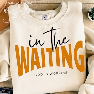 Dans l'attente Dieu travaille PNG SVG, citation inspirante chrétienne, conception de chemise de verset de la Bible, Tshirt basé sur la foi image 1