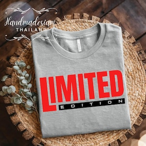 Può includere: Maglietta grigia con il testo "LIMITED EDITION" in lettere rosse.