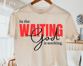 Dans l'attente Dieu travaille SVG PNG, citation de foi chrétienne, conception de typographie de culte, chemise religieuse