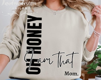 Puede incluir: Una sudadera de color beige claro con texto negro que dice "Oh Honey I am That Mom."