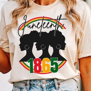 Peut inclure: Un t-shirt blanc avec une silhouette noire de trois profils de femmes. Le design comprend un arc-en-ciel avec le mot "Juneteenth" et l'année "1865" en rouge, jaune et vert.