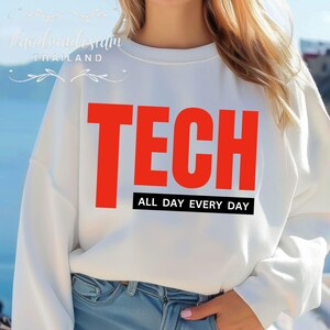 Könnte beinhalten: Weißer Pullover mit dem Wort "TECH" in roten Buchstaben und dem Text "ALL DAY EVERY DAY" in schwarzen Buchstaben darunter.