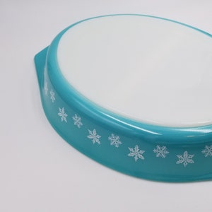 1957 Pyrex Divided Dish with Lid - Turquoise/Teal Blue, White Snowflakes, 1.5 quarts