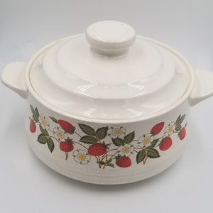 1970s Sheffield Strawberries &#39;N Cream Stoneware Lidded Casserole Dish, Made in Japan