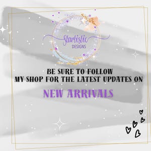 Puede incluir: Un gr&aacute;fico digital con el texto Startistic DESIGNS dentro de un marco circular, con el mensaje BE SURE TO FOLLOW MY SHOP FOR THE LATEST UPDATES ON NEW ARRIVALS. El fondo tiene trazos de pincel grises, destellos blancos y peque&ntilde;os corazones negros.