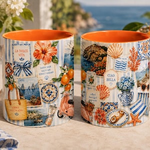 Op de afbeelding: Twee keramische mokken met feloranje binnenkanten en oren, voorzien van een collage met Italiaanse kustafbeeldingen zoals citroenen, een scooter, een strooien tas en de teksten La Dolce Vita, Sandy Hair Salty Air Sunset Dreams en Ciao Bella.