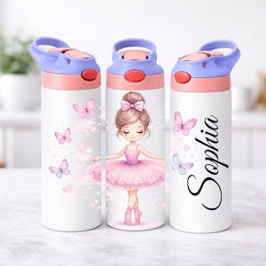 Pode incluir: Três garrafas de água brancas com tampas rosa e azuis. Cada garrafa apresenta um desenho de bailarina com borboletas e corações. Uma garrafa tem o nome "Sophia" em escrita preta. As garrafas são projetadas para crianças.