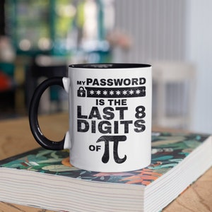 Könnte beinhalten: Weißer Keramikbecher mit schwarzem Innenraum und Henkel. Der Becher zeigt den Text "MY PASSWORD IS THE LAST 8 DIGITS OF π" in Schwarz, mit einem Schlosssymbol und Sternchen. Der Becher steht auf einem Buch mit floralem Design.