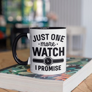 Może przedstawiać: Biały kubek ceramiczny z czarnym rantem i uchwytem. Kubek ma czarny wzór zegarka z tekstem "Just One More Watch I Promise".