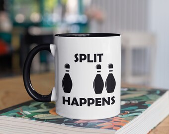 Pode incluir: Caneca de cerâmica branca com borda e alça pretas. A caneca tem um gráfico preto de pinos de boliche com o texto "SPLIT HAPPENS".