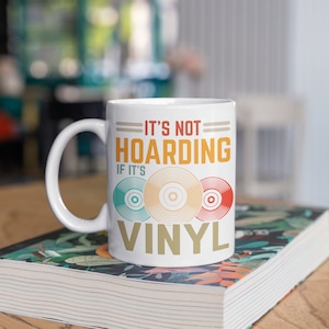 Ne pas thésauriser s’il s’agit d’une tasse en vinyle, d’une tasse à café de collection de disques vinyles, d’un gobelet, d’une tasse de voyage, d’une glacière de porte-bière, d’une bouteille d’eau