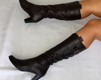 Botas altas de piel marrón vintage con tacón de bloque, punta almendrada y detalle de hebilla. Talla UK 4.