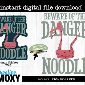 Puede incluir: Una descarga digital de un diseño gráfico que presenta una serpiente de dibujos animados envuelta alrededor de sí misma con el texto "Beware of the Danger Noodle". El diseño está en colores verde, rojo y blanco. El diseño está disponible en los formatos PNG, SVG y EPS.