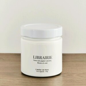 Peut inclure: Un pot blanc avec un couvercle assorti. Le pot porte l'inscription "LIBRAIRIE", ainsi que d'autres textes en français. Le pot contient 140g de cire végétale.