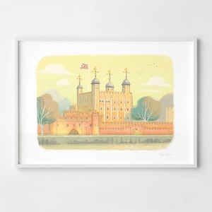 Puede incluir: Ilustración de la Torre de Londres, con un castillo amarillo y naranja y una bandera británica. La obra de arte tiene un estilo suave de acuarela, con árboles y un río en primer plano. La imagen está enmarcada en un marco blanco.