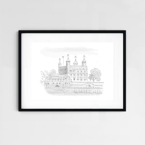 Puede incluir: Un dibujo en blanco y negro de la Torre de Londres, un castillo histórico en Londres, Inglaterra. El dibujo muestra las torres del castillo, sus muros y el foso que lo rodea.