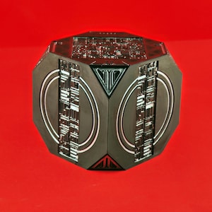 Artefacto del Abismo Sellado del Desierto Carmesí – Objeto de colección de Pywel – Regalo artesanal para jugadores – Decoración de escritorio