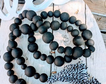 Guirnalda de cuentas de madera negra, guirnalda de borlas a rayas blancas y negras, decoración de granja, guirnalda de cuentas para repisa de chimenea, tweed