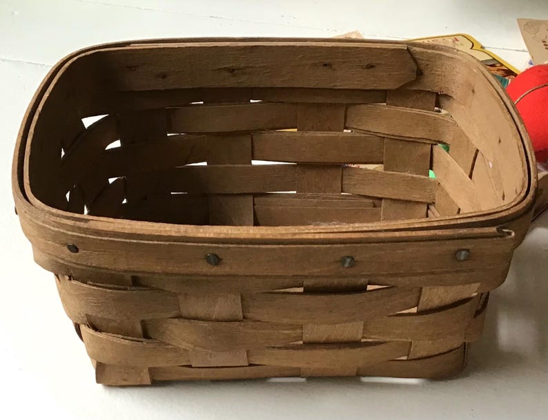 Vintage Sewing Notions in a 1984 Longaberger Basket Bild 7